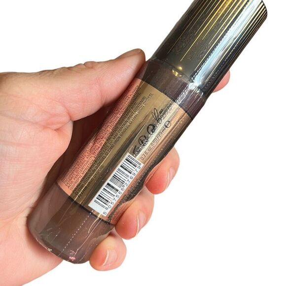 Makeup Revolution Conceal & glow Foundation F18 - Picture 5 of 5